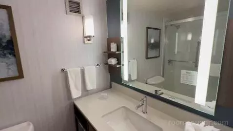 King Room (#411) bathroom picture #12