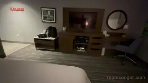 King Room - Hearing Access (#404) bed picture #6
