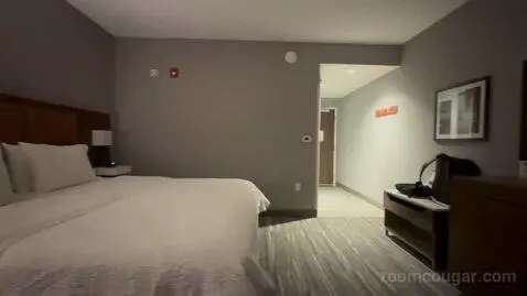 King Room - Hearing Access (#404) bed picture #8