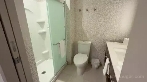 Queen Studio (#404) bathroom picture #6