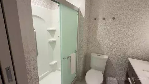 Queen Studio (#404) bathroom picture #9
