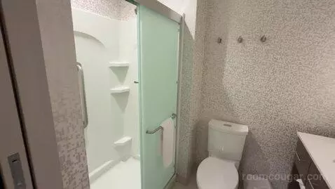 Queen Studio (#404) bathroom picture #10