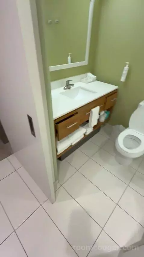 2 Queens (#406) bathroom picture #4