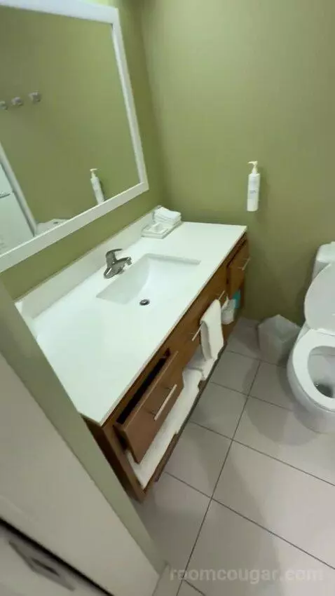 2 Queens (#406) bathroom picture #11