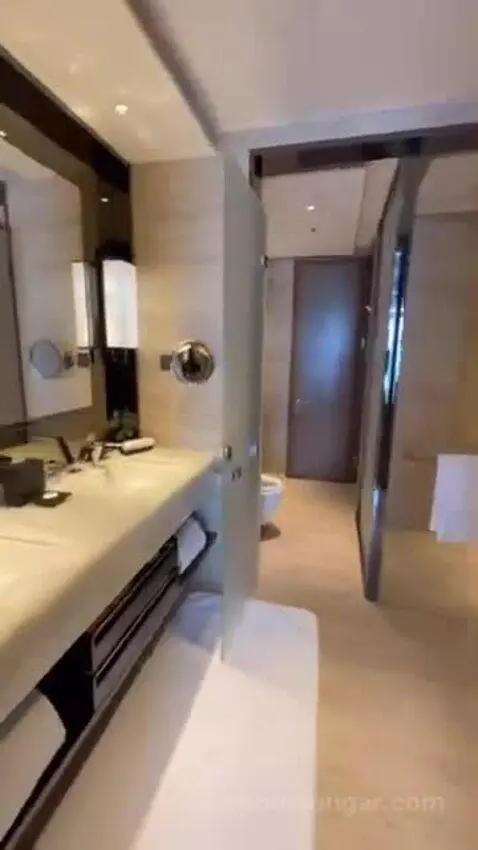 Deluxe King Room (#1) bathroom picture #2
