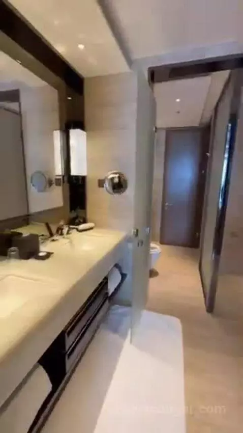Deluxe King Room (#1) bathroom picture #3