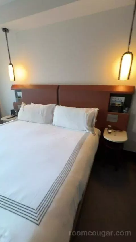 King Room with City View (#917) bed picture #5