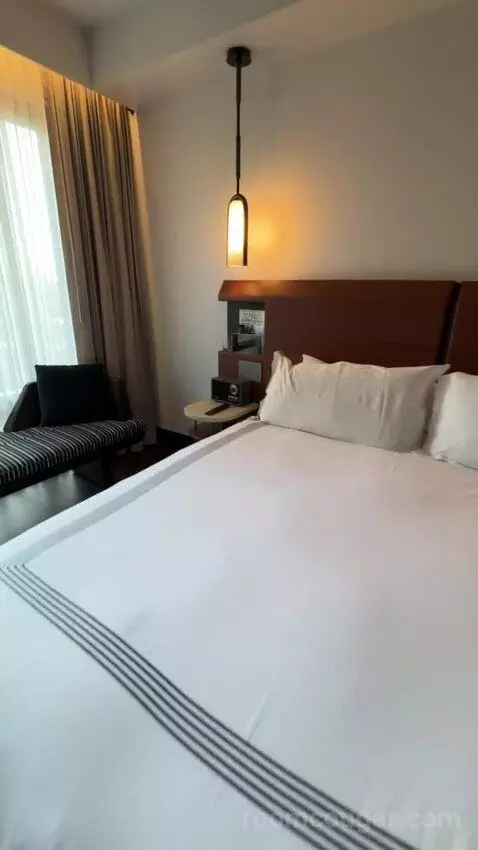 King Room with City View (#917) bed picture #6