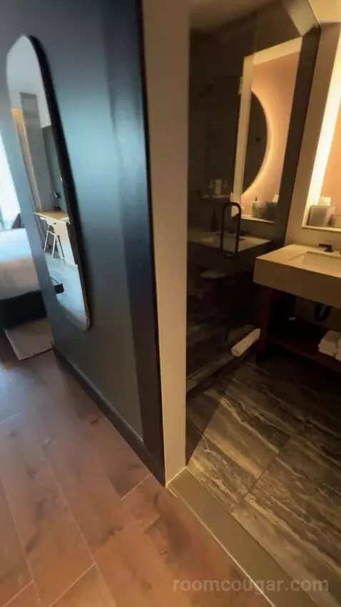 King Room with City View (#917) bathroom picture #2
