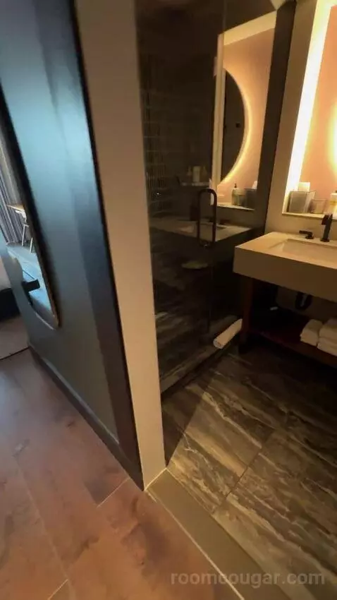 King Room with City View (#917) bathroom picture #4
