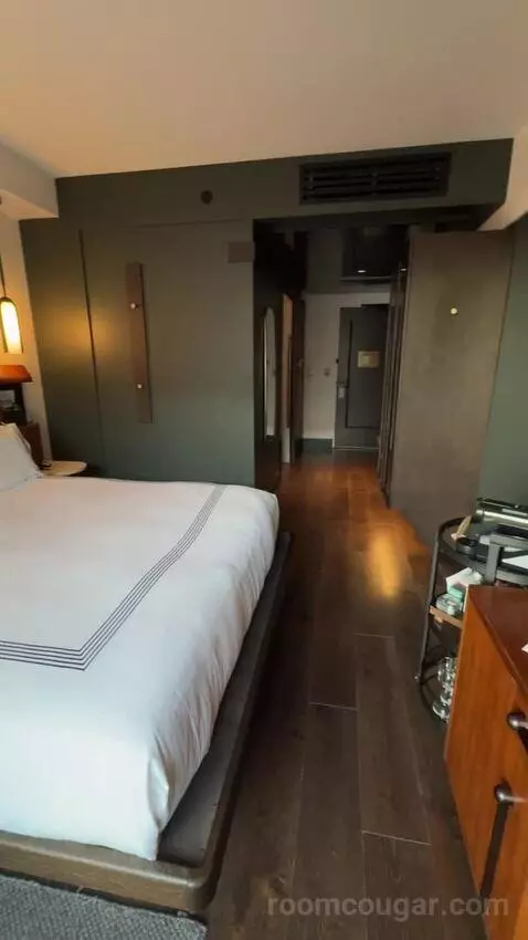 King Room with City View (#917) bed picture #10