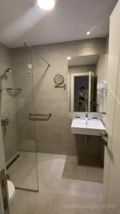 Standard (#1025) bathroom picture #1