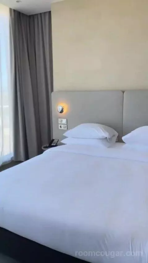 Jr Suite (#308) bed picture #8