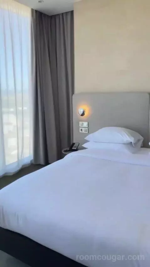 Jr Suite (#308) bed picture #11