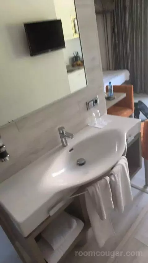 Family Suite (On the edge) bathroom picture #10