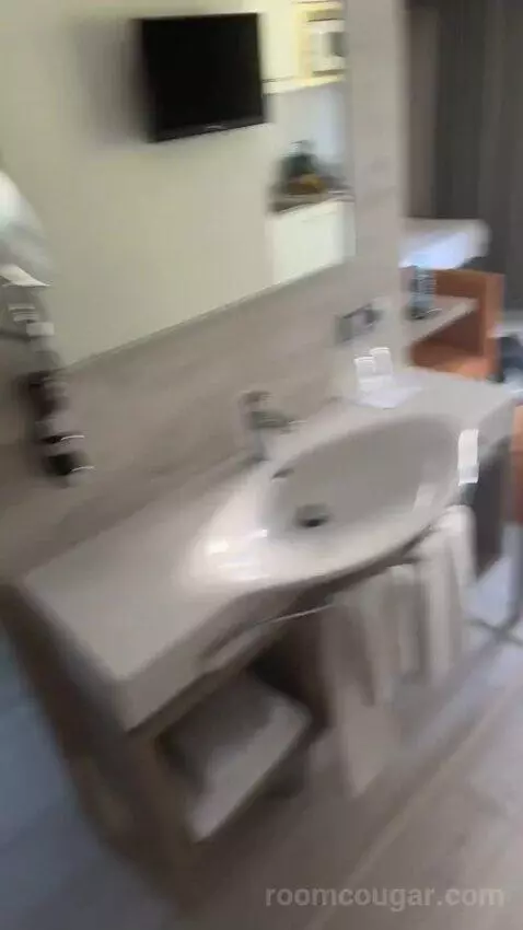 Family Suite (On the edge) bathroom picture #11