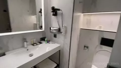 Deluxe Twin (#705) bathroom picture #8
