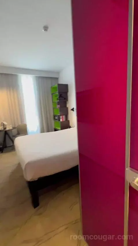 Standard Queen Room (#701) bed picture #4