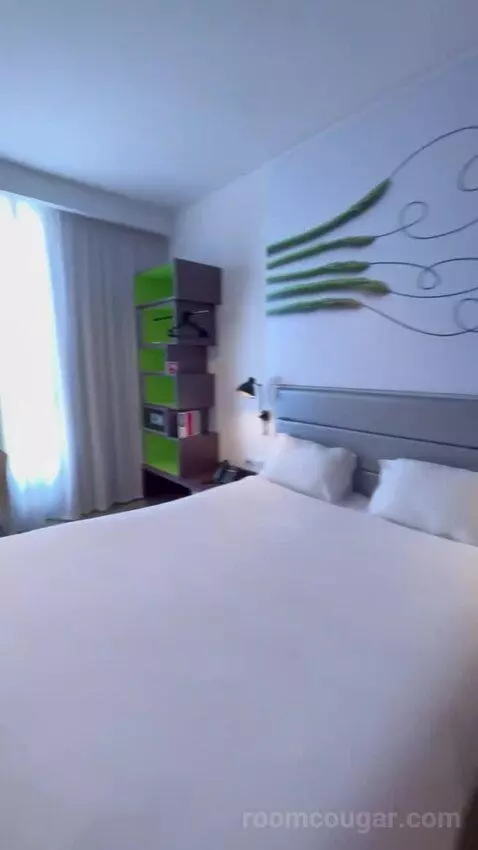 Standard Queen Room (#701) bed picture #5