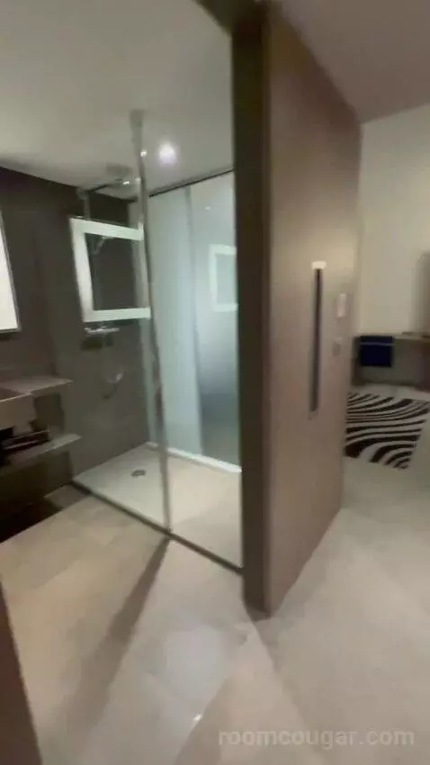 Executive Room with 1 Queen Bed (#1208) bathroom picture #1