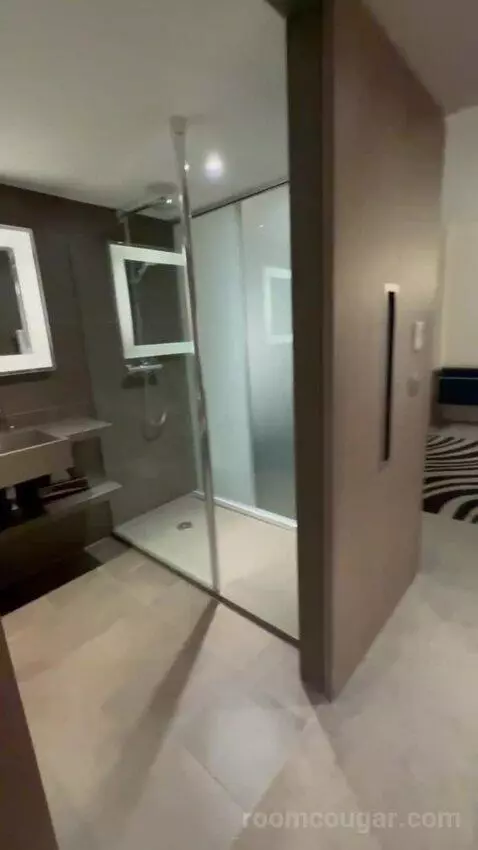 Executive Room with 1 Queen Bed (#1208) bathroom picture #2