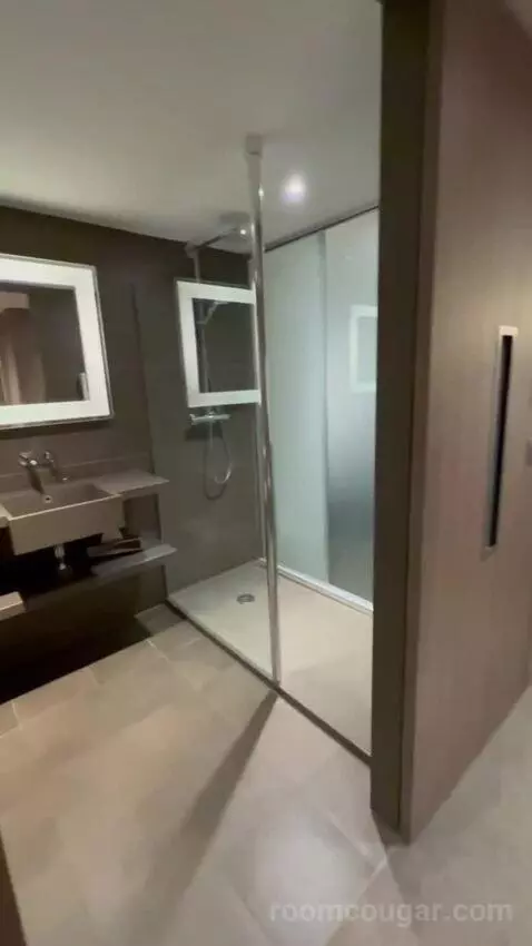 Executive Room with 1 Queen Bed (#1208) bathroom picture #4
