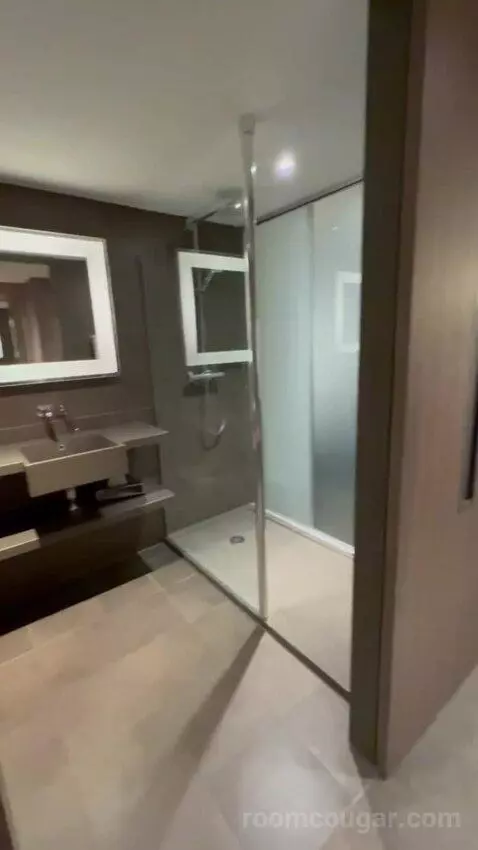 Executive Room with 1 Queen Bed (#1208) bathroom picture #5