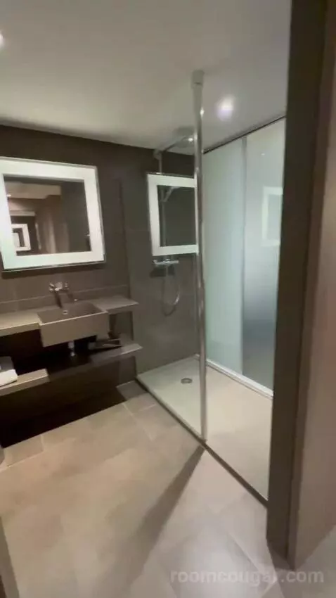 Executive Room with 1 Queen Bed (#1208) bathroom picture #6