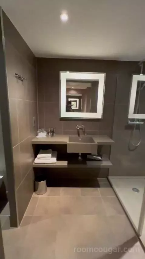 Executive Room with 1 Queen Bed (#1208) bathroom picture #7