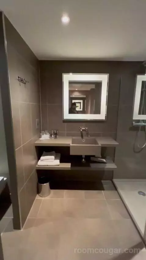 Executive Room with 1 Queen Bed (#1208) bathroom picture #8