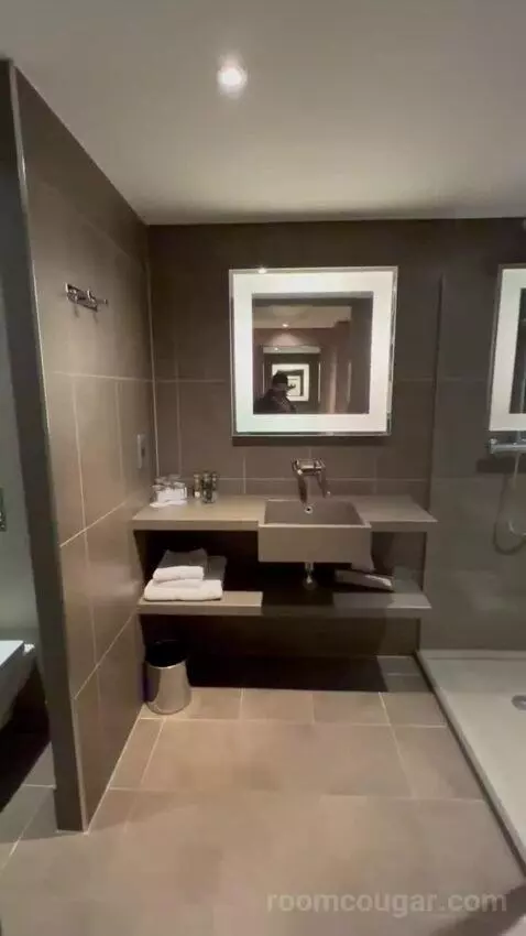 Executive Room with 1 Queen Bed (#1208) bathroom picture #9