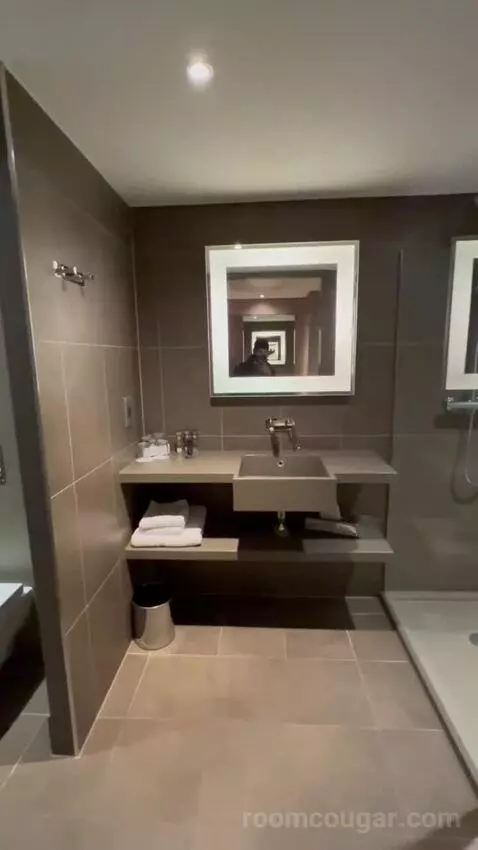 Executive Room with 1 Queen Bed (#1208) bathroom picture #10