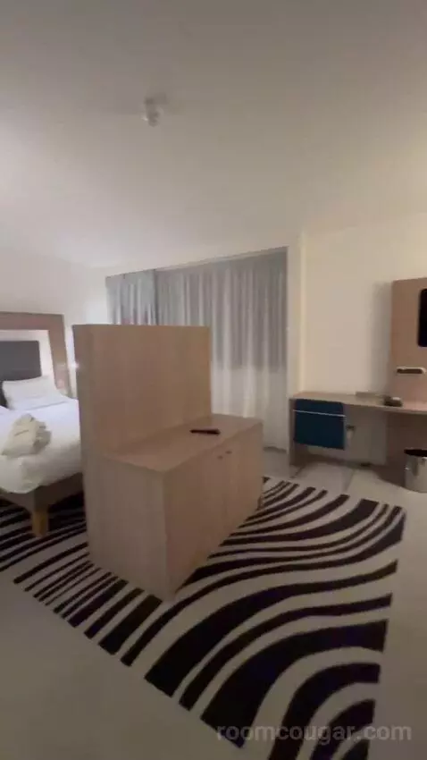 Executive Room with 1 Queen Bed (#1208) bed picture #2