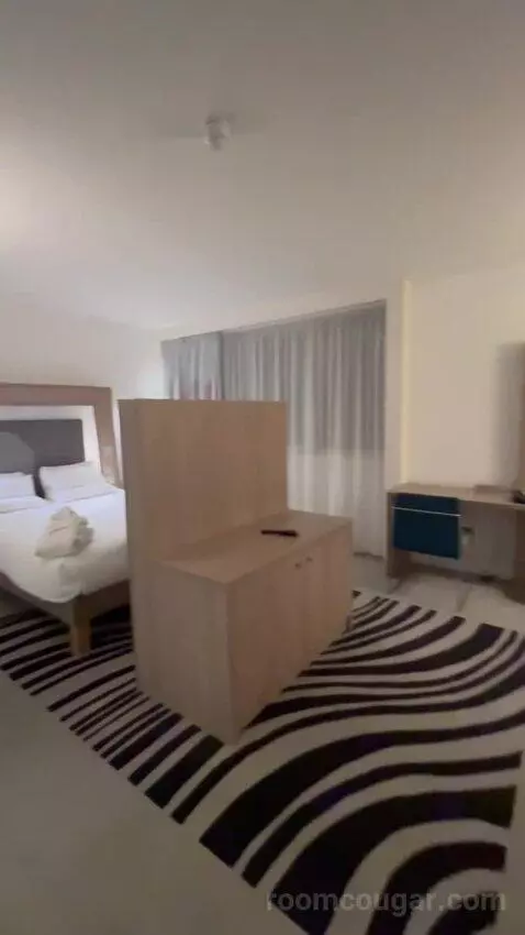 Executive Room with 1 Queen Bed (#1208) bed picture #3
