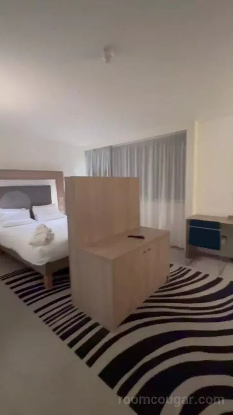 Executive Room with 1 Queen Bed (#1208) bed picture #4