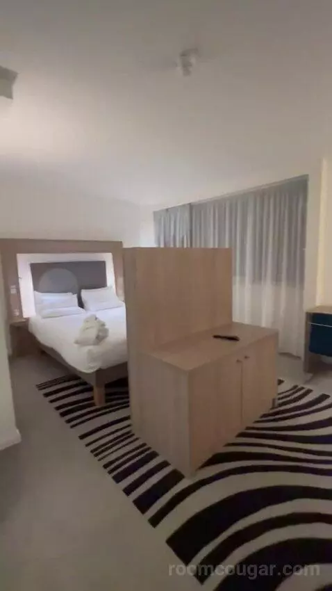 Executive Room with 1 Queen Bed (#1208) bed picture #6
