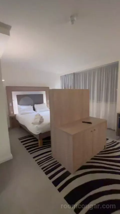 Executive Room with 1 Queen Bed (#1208) bed picture #7
