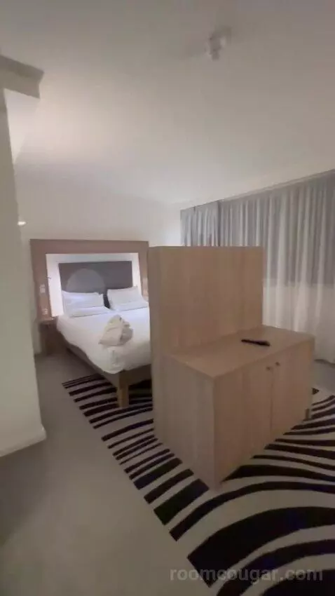 Executive Room with 1 Queen Bed (#1208) bed picture #8