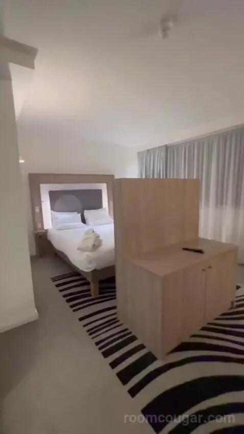 Executive Room with 1 Queen Bed (#1208) bed picture #9