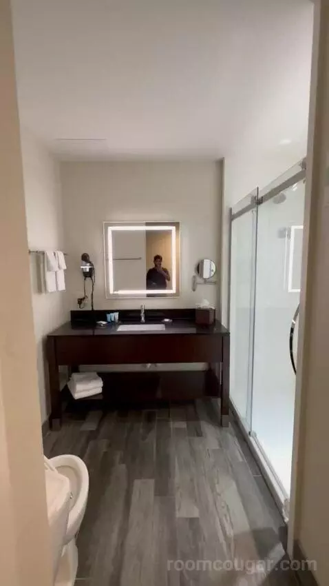 King Room (#1210) bathroom picture #1