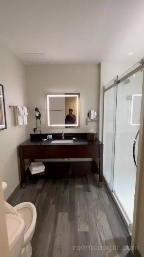 King Room (#1210) bathroom picture #3