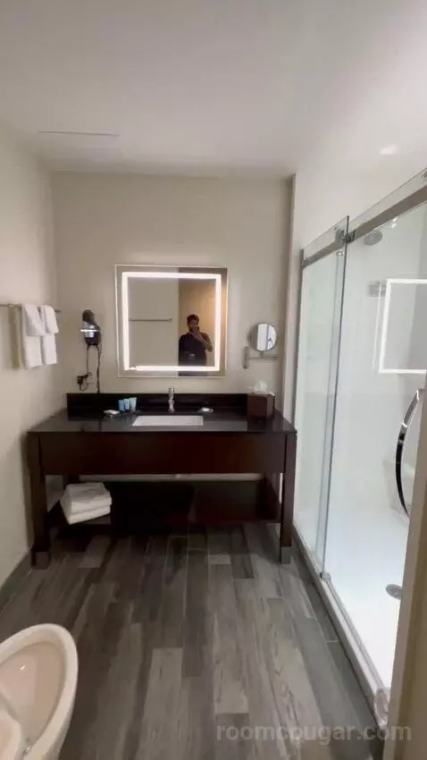 King Room (#1210) bathroom picture #4