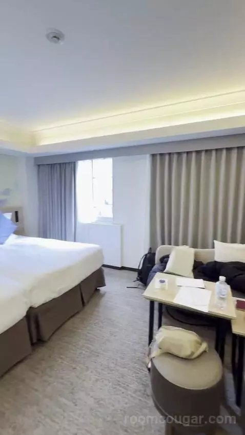 Deluxe Executive Twin Room - Non-Smoking with Premier Lounge (#1328) bed picture #6