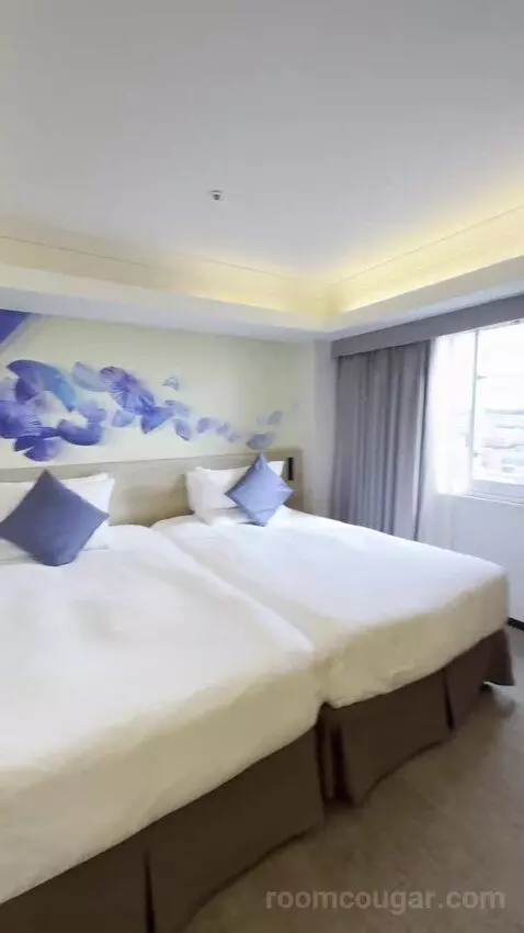 Deluxe Executive Twin Room - Non-Smoking with Premier Lounge (#1328) bed picture #9