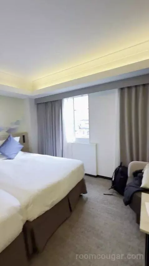 Deluxe Executive Twin Room - Non-Smoking with Premier Lounge (#1328) bed picture #12