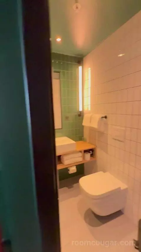 Superior Double Room High Floor (#814) bathroom picture #1