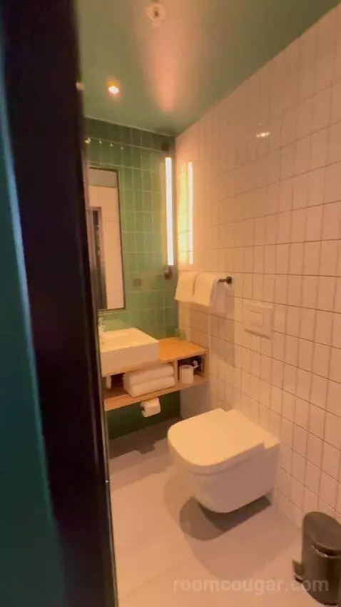 Superior Double Room High Floor (#814) bathroom picture #2