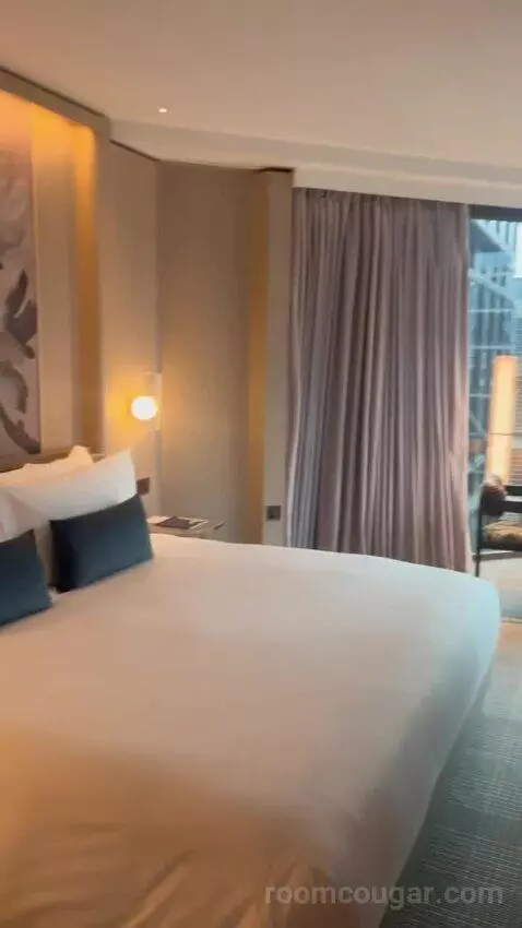 Walbrook Suite bed picture #3