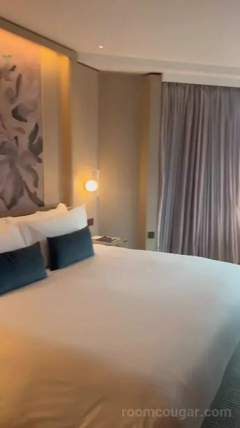 Walbrook Suite bed picture #4