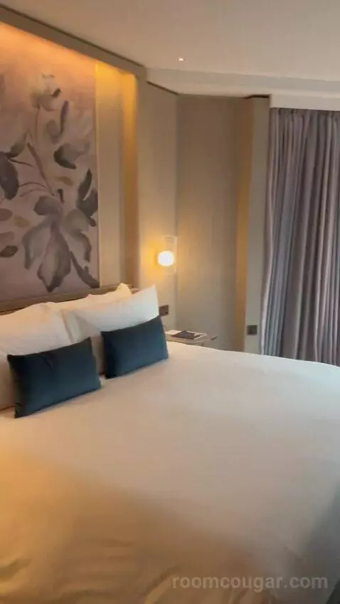 Walbrook Suite bed picture #5